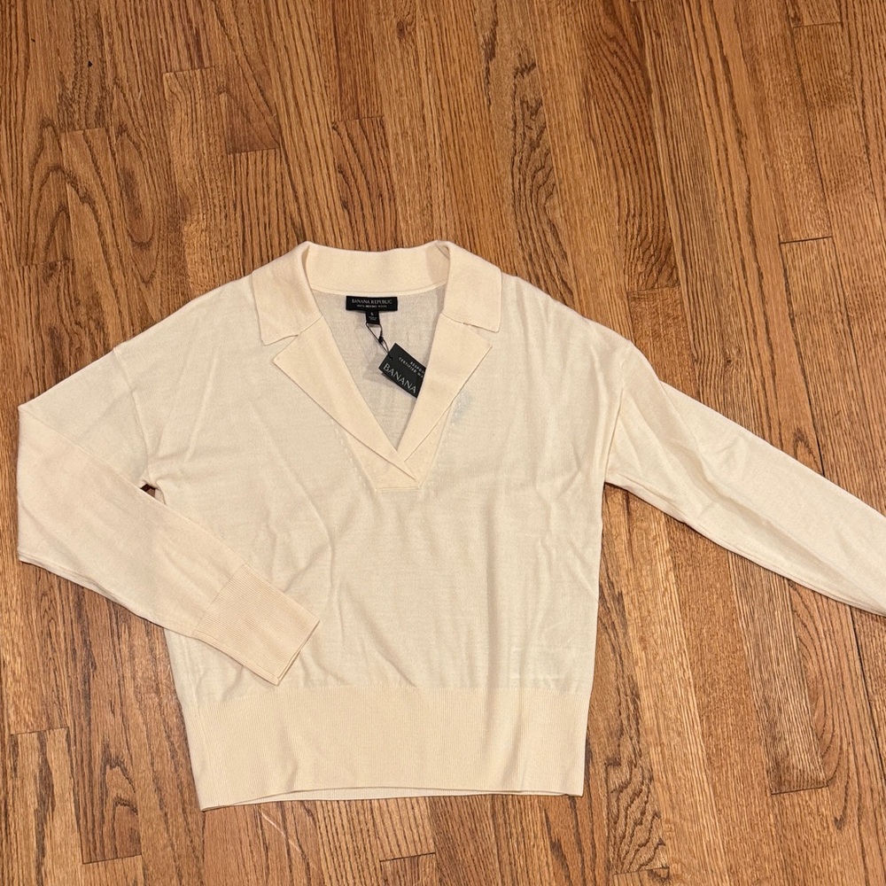 Banana Republic Women’s V-Neck Sweater in Light Beige with Collar